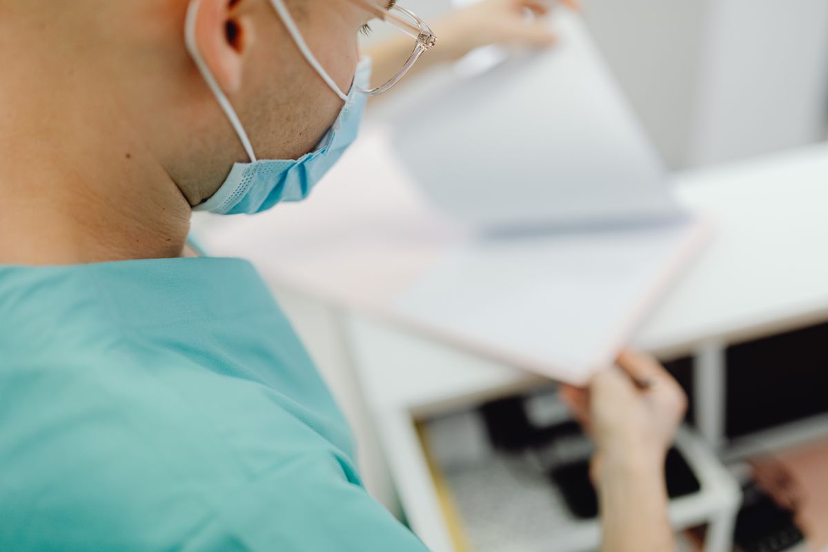 Medico legale esamina la documentazione clinica
