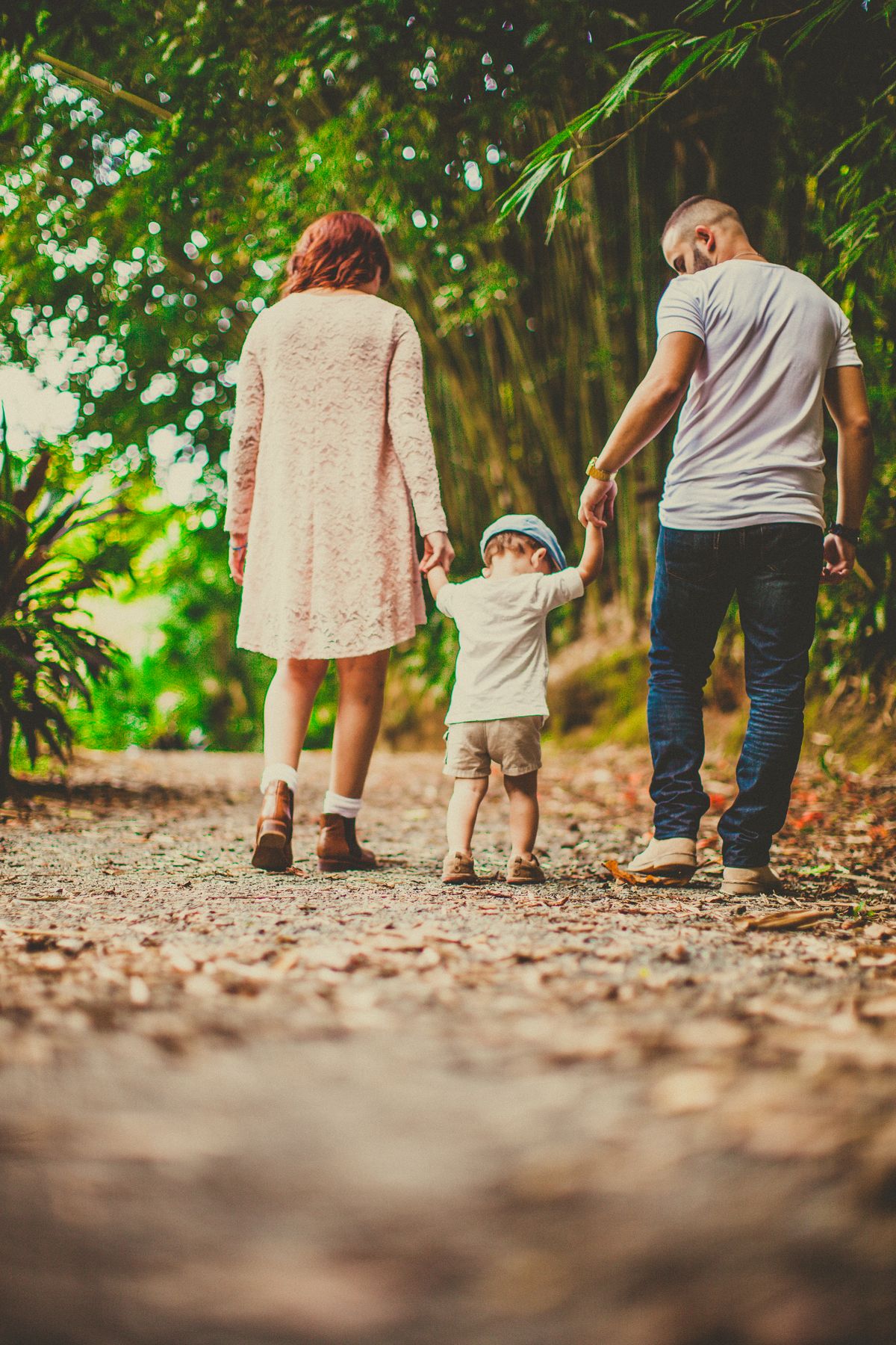 Famiglia che cammina tenendo per mano il proprio bambino