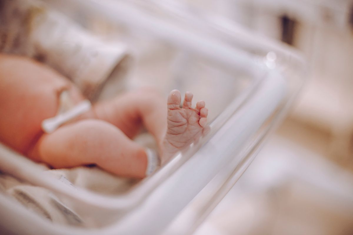 Neonato in incubatrice in ospedale